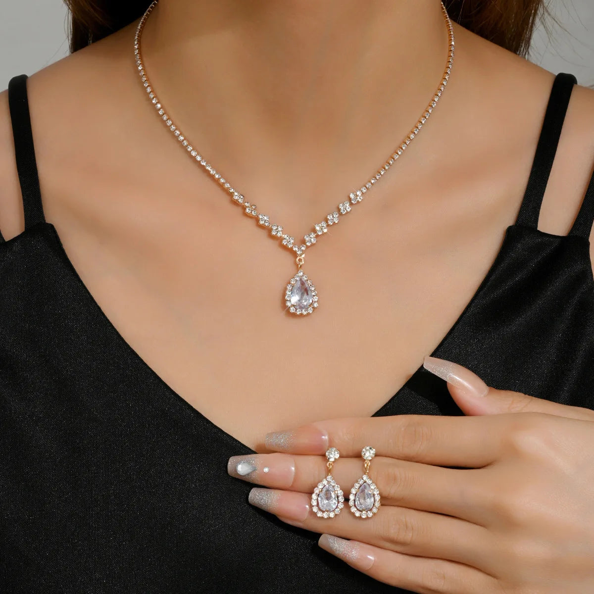 Elegantes Tropfen Schmuckset - Halskette & Ohrringe