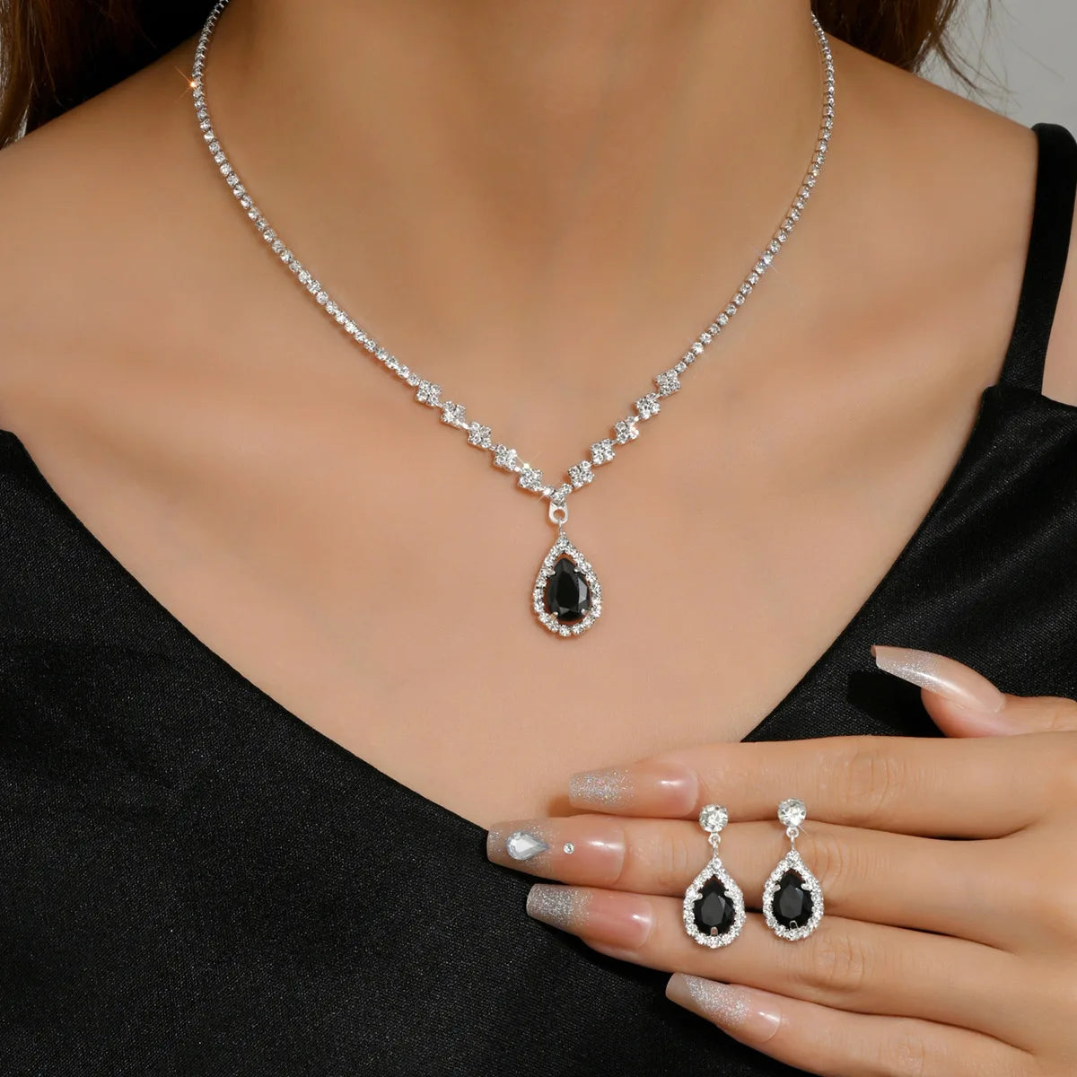 Elegantes Tropfen Schmuckset - Halskette & Ohrringe
